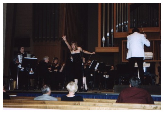 Elsie singing La Foule Nov 01(c).jpg (36617 bytes)